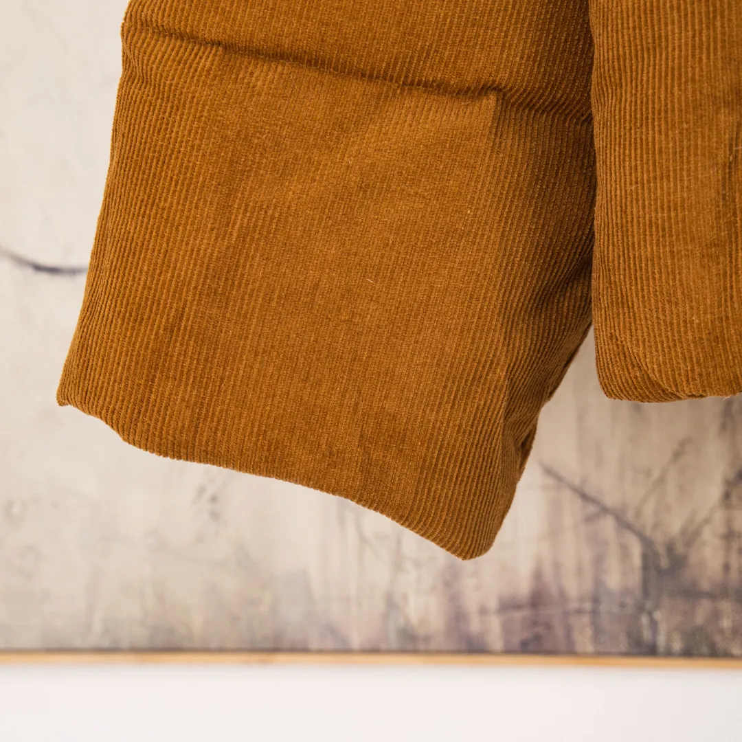P660 💰zp version [Exclusive supply] Ralph Lauren/Ralph Lauren 2024aw retro Maillard style grain velvet lapel short high-waisted corduroy thickened down jacket - Maillard color 11-pit cotton corduroy face ✅ - 350T contrasting polyester lining inside Double-layer 360T high-density gallbladder ✅ - Original consistent YKK white copper nude zippers Zipper pockets on both sides of the inside ✅ - RL2024 new down jacket Khaki corduroy cotton jacket The warm atmosphere of autumn and winter is online. The comfort brought by the cotton corduroy face and the lapels of three-dimensional particle velvet. The high-waisted short version takes into account both the version and warmth. Color: Khaki Brown Size: S M L XL Number: WW10759